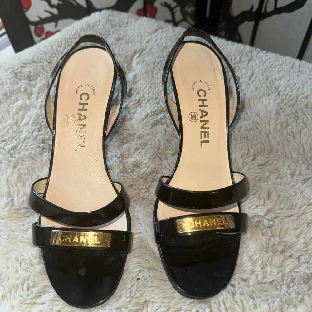 AUTH CHANEL black patent leather gold slingback kitten heel open toe 37.5/ US 7 - Picture 3 of 3